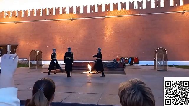 СМЕНА ПОЧЕТНОГО КАРАУЛА У ВЕЧНОГО ОГНЯ В МОСКВЕ. смотреть онлайн