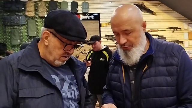 Встретились с дизайнером Metaproptizol (Kizer Knives) и EEL (Угорь) Petrified Fish. Решил заснять.