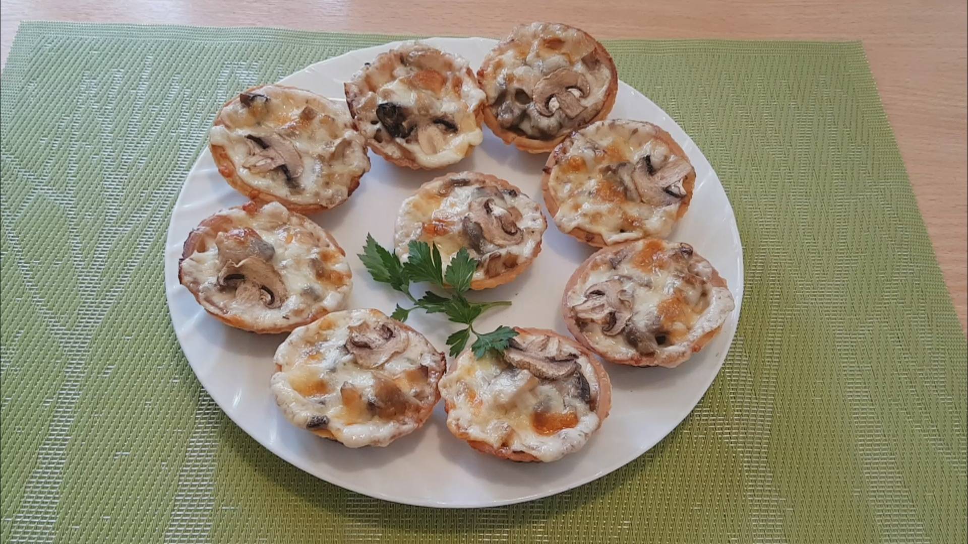 Простая и вкусная закуска! Тарталетки с сыром и грибами смотреть онлайн