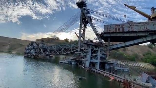 ПЛЫВЕМ в ЗАТОПЛЕННЫЙ КАРЬЕР ! РОТОРНЫЙ ЭКСКАВАТОР ! СуПЕР СУС!!! смотреть онлайн