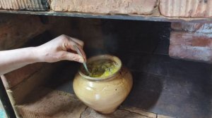 Топлю русскую печь ,готовлю обед .