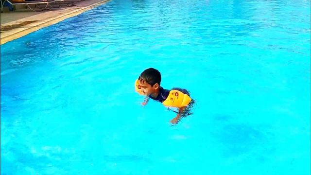 Swimming training for kids with inflatable armbands смотреть онлайн