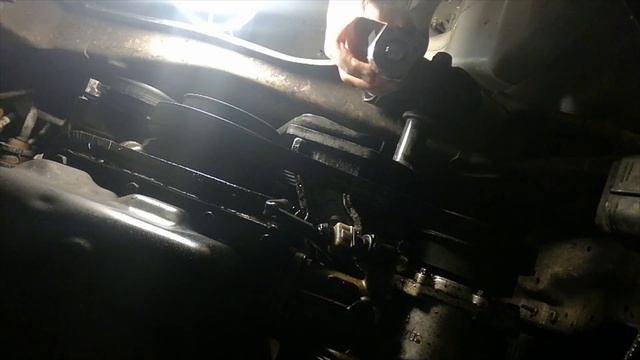 Troca de apoios inferiores do motor / Colocação de apoio de volante смотреть онлайн
