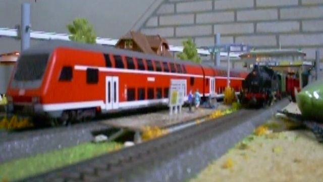 DB BR 81 van Märklin stopt op het station смотреть онлайн