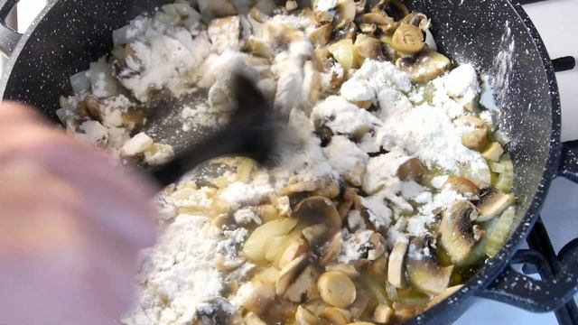 Бефстроганов! Под чутким руководством предка кота Василия. #вкусныеистории смотреть онлайн