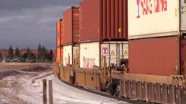Friendly Horn Action! Huge Stack Train CN 120 w/EMD Geep & DPU at Moncton, NB смотреть онлайн