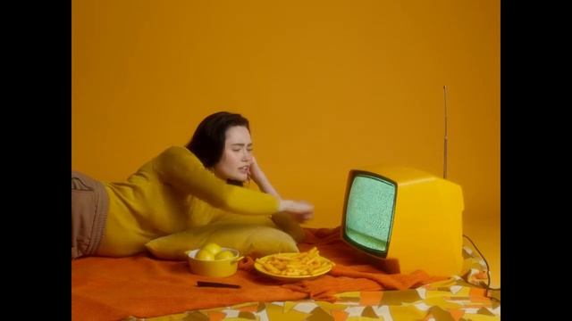 A young woman with yellow outfit posing to the camera||Young Models Photshoot|Fashion|Fashion tv| смотреть онлайн