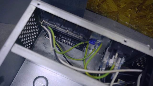 Co serwerowy UPS ma w środku? | OTWIERANIE APC смотреть онлайн