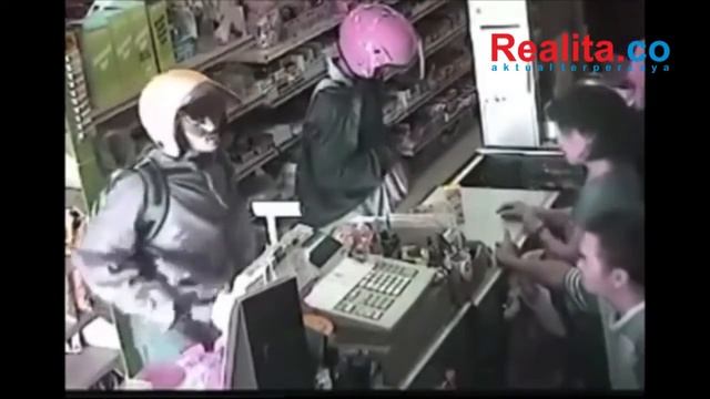 Tragis ! Perampok Membacok Pegawai Minimarket смотреть онлайн