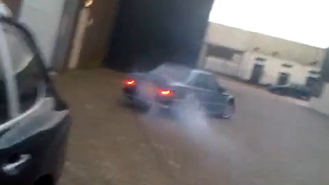 dennis mercedes 190 evo 2.5 16v donuts draaien :p смотреть онлайн