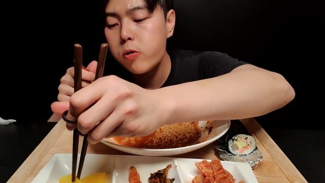 [ASMR] 맵찔이의 팔도 신제품 틈새라면 매운김치 먹방 смотреть онлайн