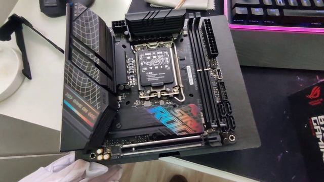 Projeto ITX Asus Rog Strix B760i смотреть онлайн