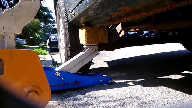Harbor Freight 1.5 ton aluminum Jack смотреть онлайн