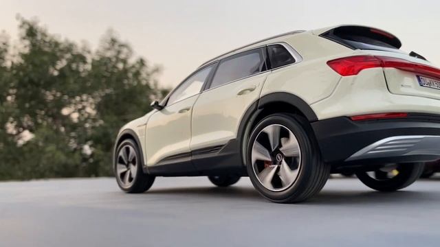 Audi E-tron Electric SUV Scale Model Unboxing смотреть онлайн