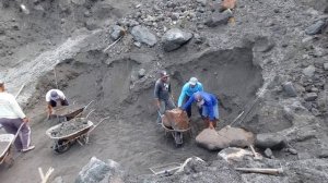 Строительство, шахтёрам удалось сбросить большие камни и сдвинуть песок