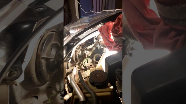Como reemplazar la lampara de luz baja de Peugeot 207 смотреть онлайн