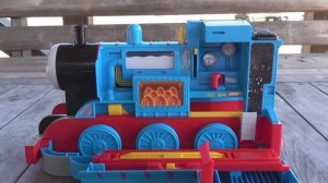 Паровозик Томас и Чаггингтон ☆ Красочное поле для гольфа с Радужным мостом! Железная дорога для дете