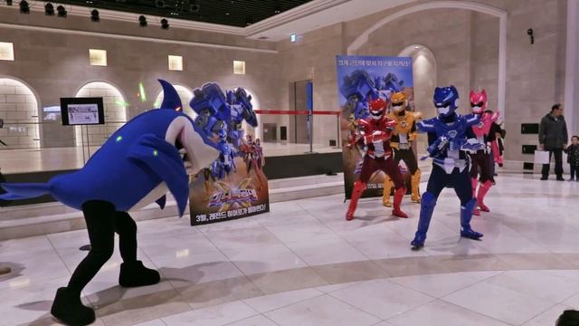 [MiniForceX] Live Action - MiniForce VS Shark!!