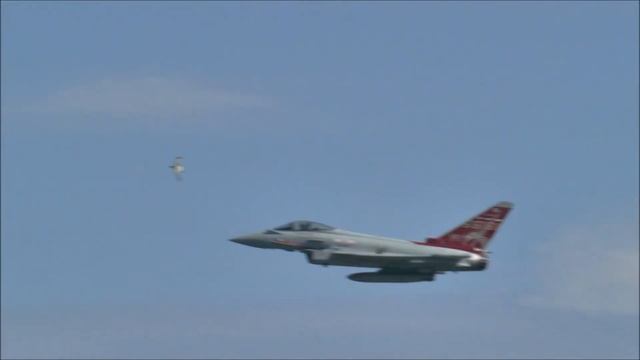 RAF Typhoon at Eastbourne Airshow 2015 - Superb! смотреть онлайн