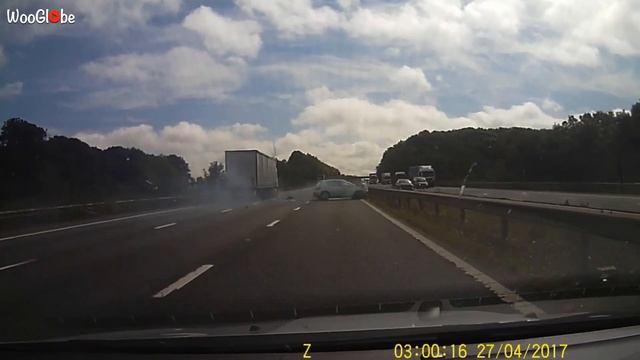 Horrific Car Accident Caught On Dashcam In UK at M6 смотреть онлайн
