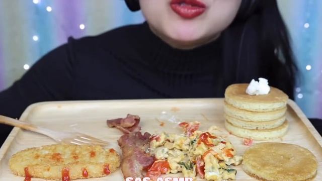 SAS ASMR *BITES ONLY* BREAKFAST HASHBROWN, EGGS, MINI PANCAKES, & BACON ASMR смотреть онлайн