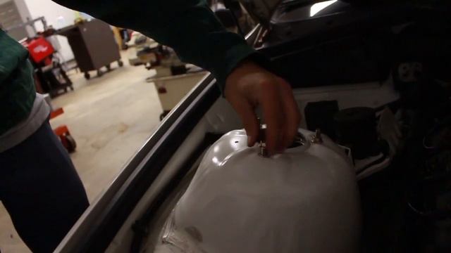 BMW E36 Walk Around and Strut Bar Install! смотреть онлайн