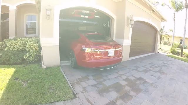Tesla Model S P90D Summon Feature Demonstration backing out of the Garage смотреть онлайн