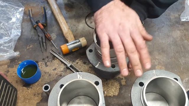 installing piston ring on a VW air-cooled engine смотреть онлайн