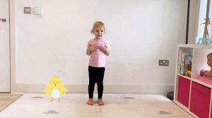 учит делать зарядку