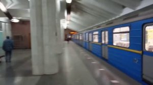 Отправление 004 состава с пассажирами и 123 в оборотные тупики ст.Метростроителей метро Харьков