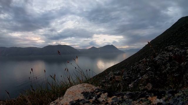 Море горы облака п. Провидения Чукотка (таймлабс) смотреть онлайн