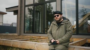 Одноэтажный деревянный дом с панорамным остеклением и высокими потолками площадью 200м2.