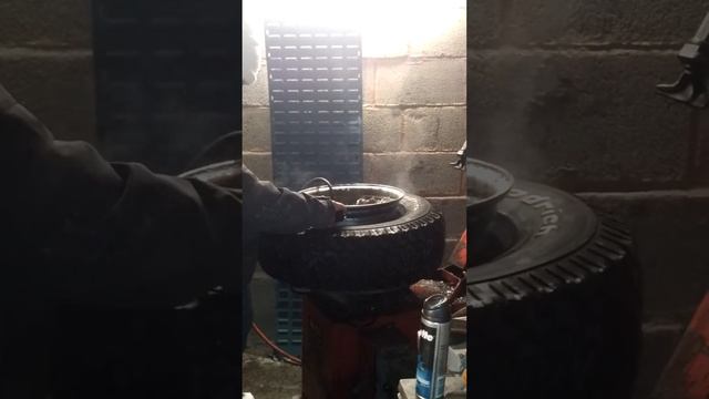 How to seat a bead on a tyre with deodorant. смотреть онлайн