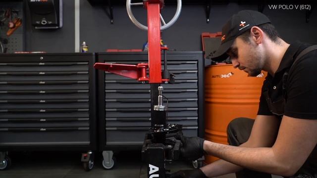 Come sostituire il puntone anteriore dell'ammortizzatore su VW POLO 5 Sedan [AUTODOC] смотреть онлайн