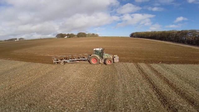 Fendt 724 Vario Tractor And Lemken 7 Furrow Plough
