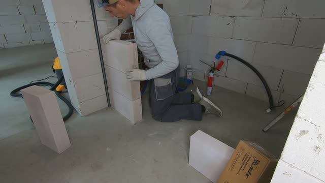 Как собрать перегородку из газобетона на чёрные шурупы и пену! Очень простой способ! смотреть онлайн