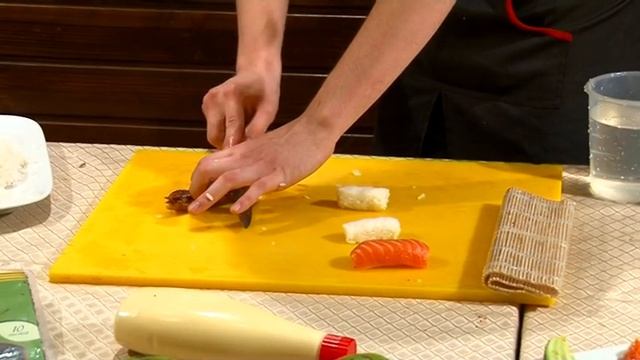 Суши с лососем, креветкой, угрем смотреть онлайн