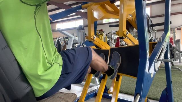 Rogers Athletic Seated Squat Pro vs Pendulum Hip Press смотреть онлайн