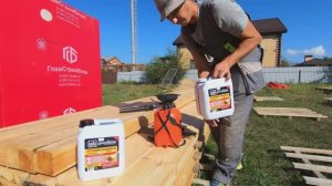 Парень возводит в селе односкатную крышу своими силами. Монтаж мауэрлата