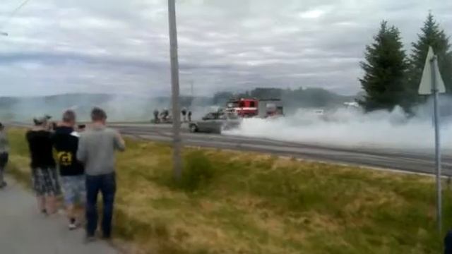 BMW e30 325 M-Tech2 M50 turbo burnout Korsnäs 2015 смотреть онлайн