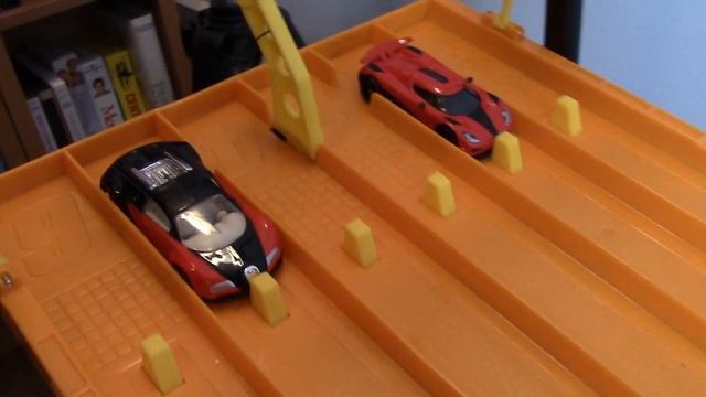 RACE: Bugatti Veyron vs Koenigsegg Agera R - Hot Wheels смотреть онлайн