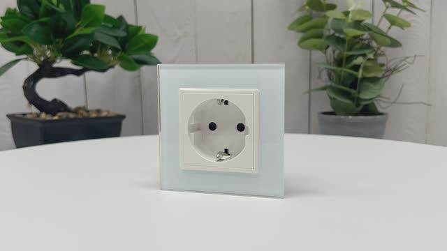 Розетка электрическая LIVOLO белая, VL-C7C1EU-11