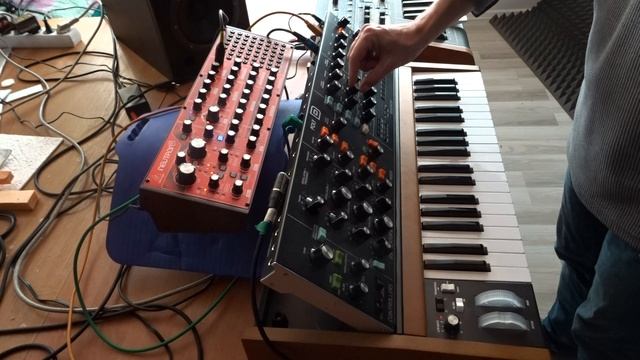 Behringer POLY D + Neutron - Berlin School - like sequence смотреть онлайн
