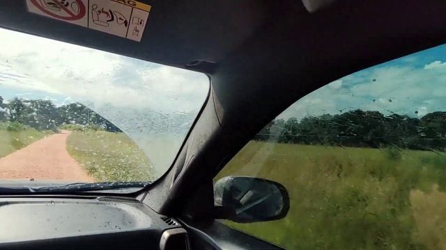 Fiat Toro Ranch na estrada de terra com poças d'água смотреть онлайн