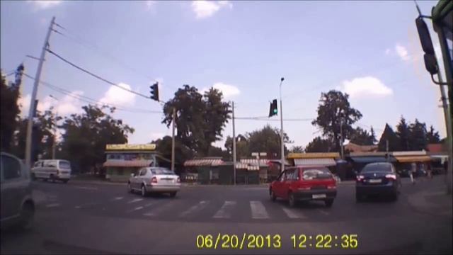 Piros lámpán áthaladás, nem sokon múlott [car fail] смотреть онлайн