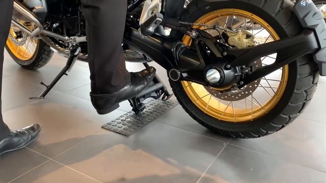 TÉCNICA DE COMO COLOCAR SUA MOTO NO CAVALETE, BMW R1250GS. смотреть онлайн