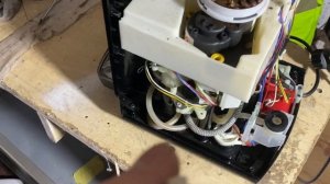 Течет вода с под кофемашины Krups ( Быстрый ремонт )