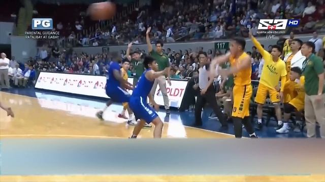Prince Orizu slips through the Ateneo defense with a smart move! | FEU | Best Plays смотреть онлайн