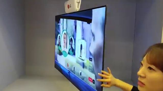 This 55 inch TV is from LG may be watched from both sides. For couples with different tastes.4.9 m смотреть онлайн