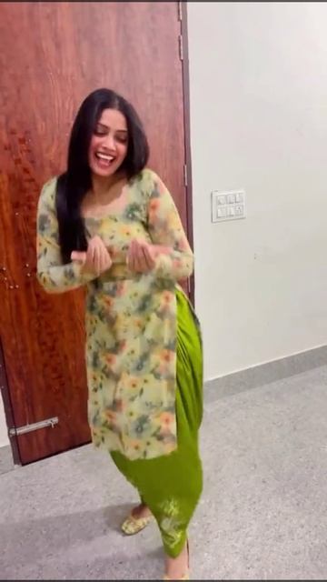 Young Hot Girl Romantic Dance смотреть онлайн